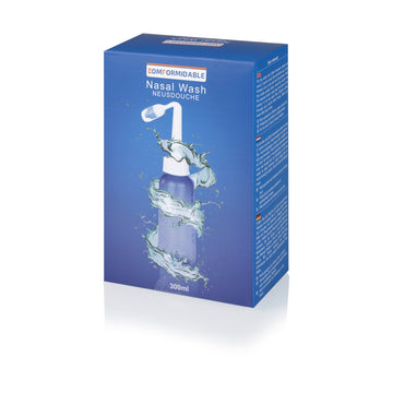 Schrägansicht der Comformidable Nasendusche Verpackung, auf der die Flasche und der Sprühkopf umgeben von dynamischen Wasserillustrationen zu sehen sind.