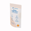 Schrägansicht der Verpackung des Comformidable Nasal Rinse Salt mit der Angabe 50 Sachets und Icons für reine Zusammensetzung und tägliche Anwendung.
