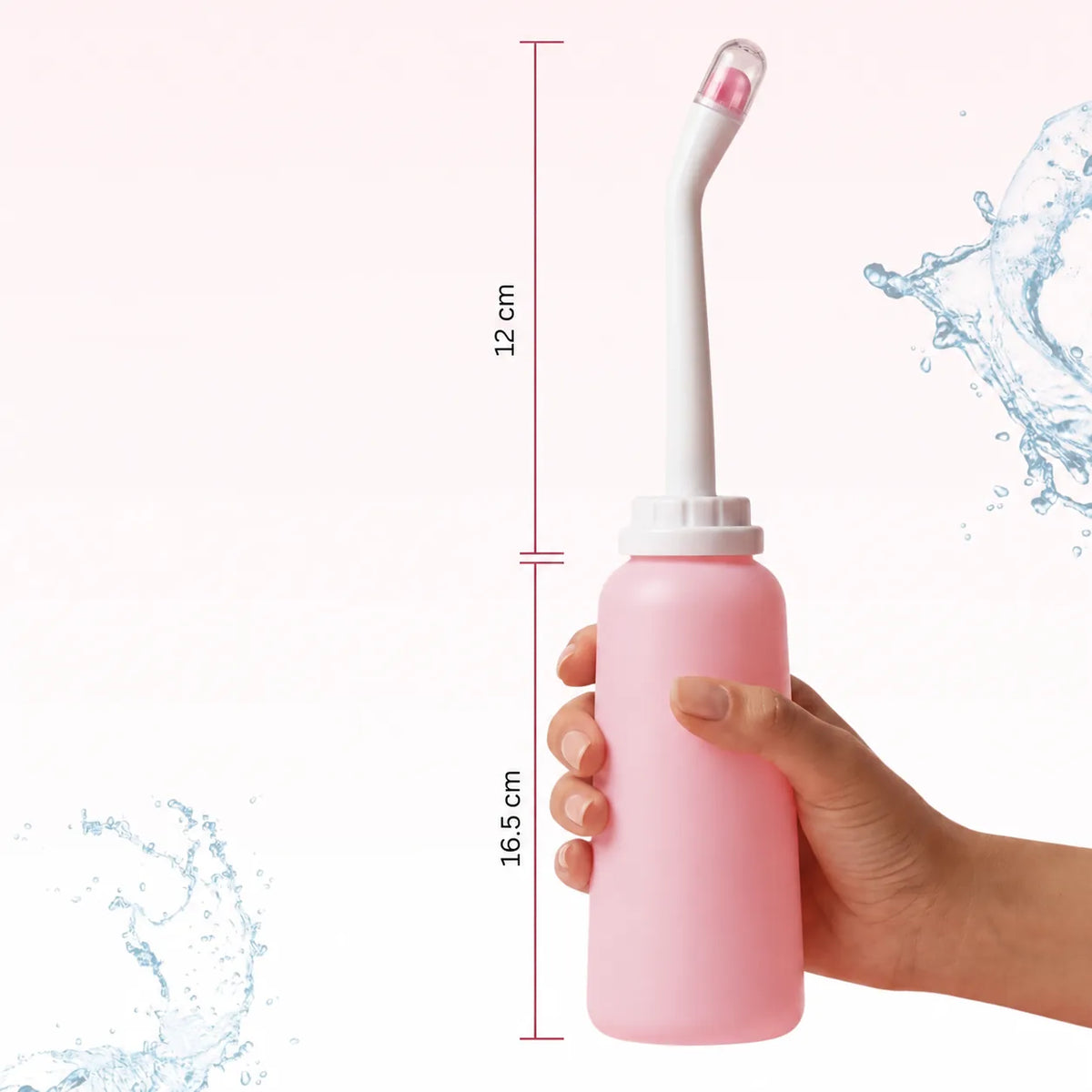 Bidetflasche in der Hand mit Maßlinien: Flasche 16,5 cm und Sprühkopf 12 cm