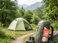 Urinbeutel im Seitenfach eines Rucksacks neben einem Zelt