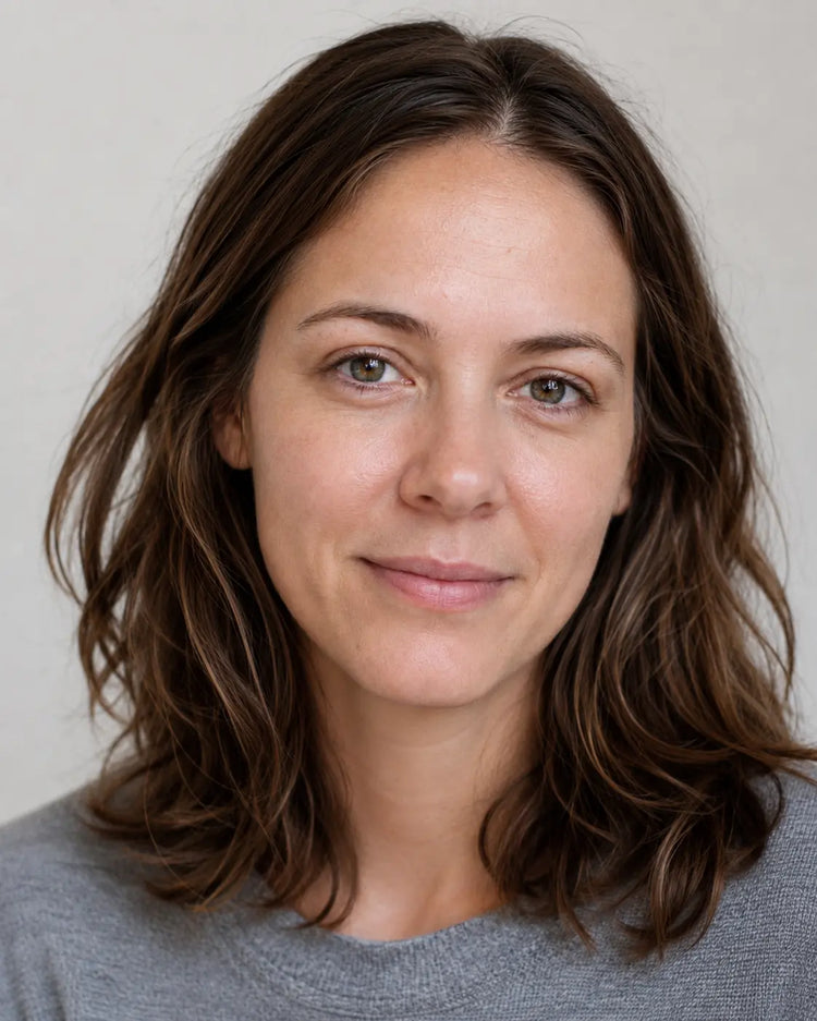 Frau mit gepflegter, ausgeruhter Haut nach der Anwendung der Comformidable Collagen Care Kollagenmaske
