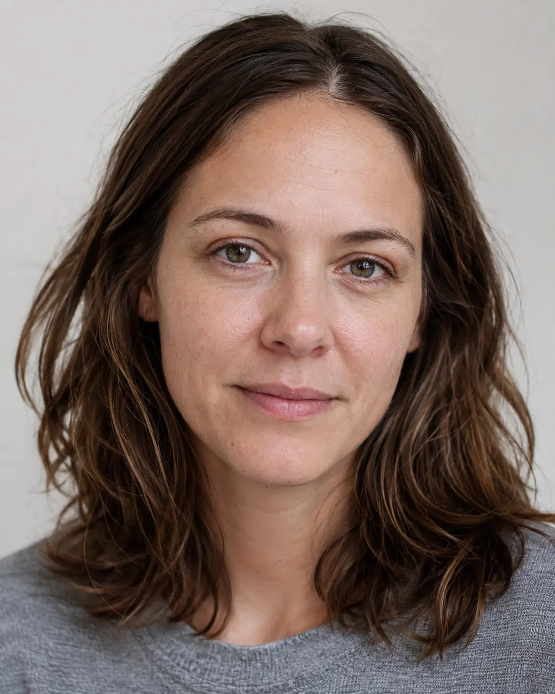 Frau mit müder Haut und feinen Linien vor der Anwendung der Comformidable Collagen Care Kollagenmaske