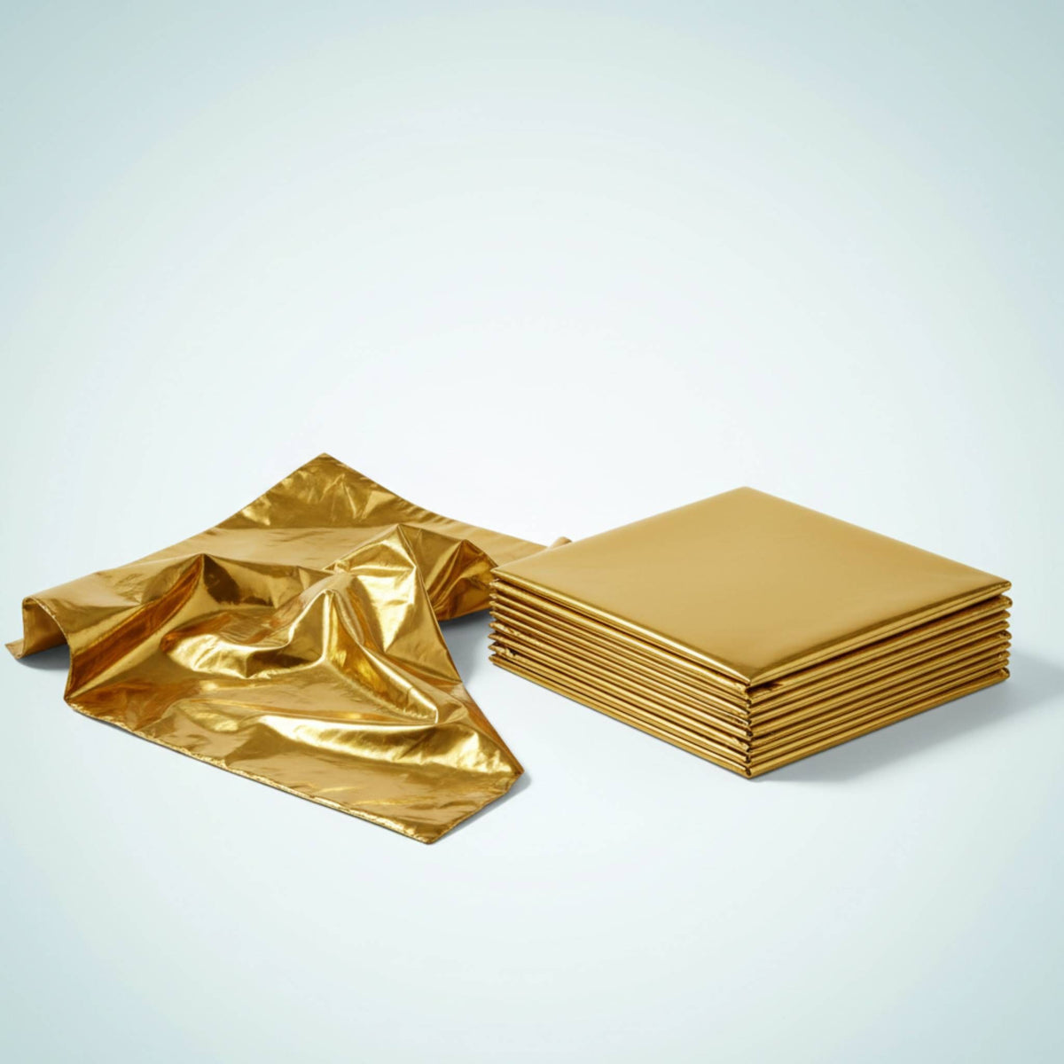 Goldene Comformidable Isolationsdecke neben einem Stapel gefalteter Decken zum Schutz vor Hitze.