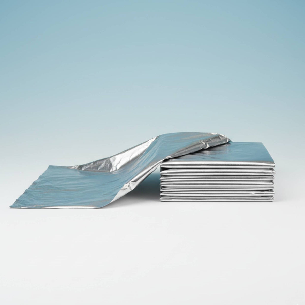 Stapel silberner Comformidable Notfalldecken aus ultraleichtem Material für Erste-Hilfe-Situationen.