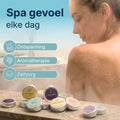 Frau genießt Spa-Gefühl in der Dusche mit Comformidable Shower Steamers, Entspannung, Aromatherapie und Selbstfürsorge