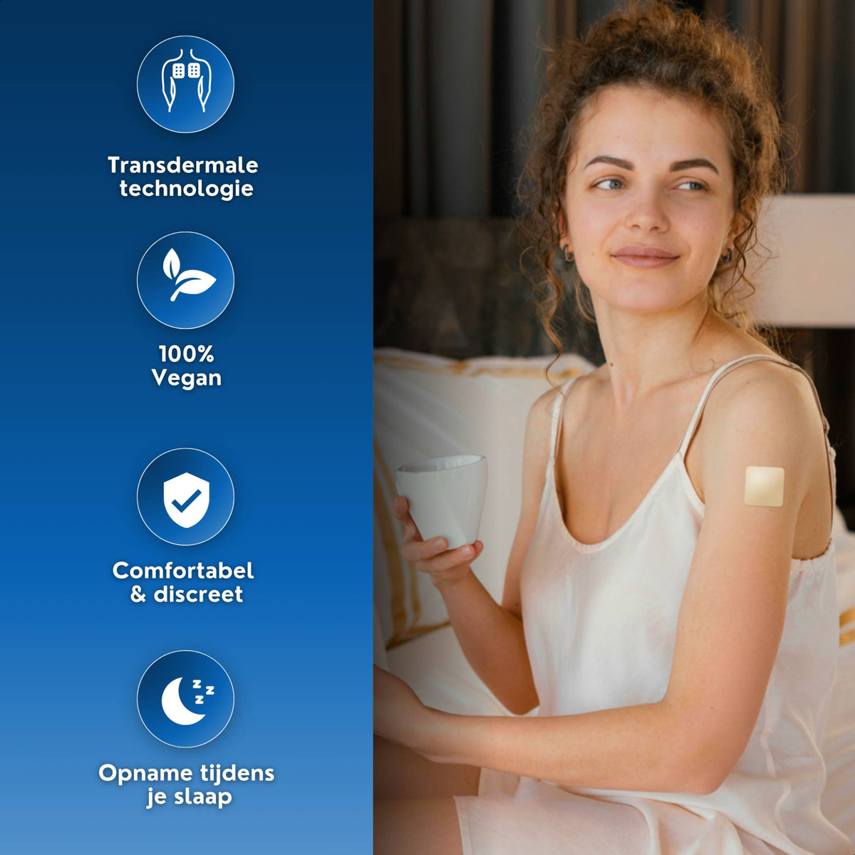 Frau sitzt entspannt auf dem Bett mit einer Tasse in der Hand und trägt ein Schlafpflaster auf ihrem Oberarm, mit Symbolen, die durch die Haut wirkende Technik, pflanzlich und bequeme Anwendung zeigen.