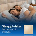 Mann und Frau, die zusammen ruhig im Bett schlafen, Symbol für tiefen und entspannten Schlaf.