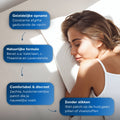 Frau, die lächelnd und entspannt auf einem weißen Kissen in einem hellen Schlafzimmer schläft, als Bild für guten Nachtschlaf.